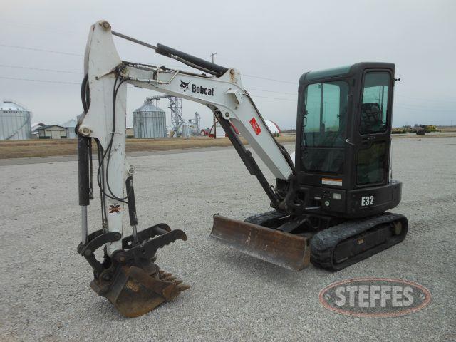 2011 Bobcat E32_0.jpg